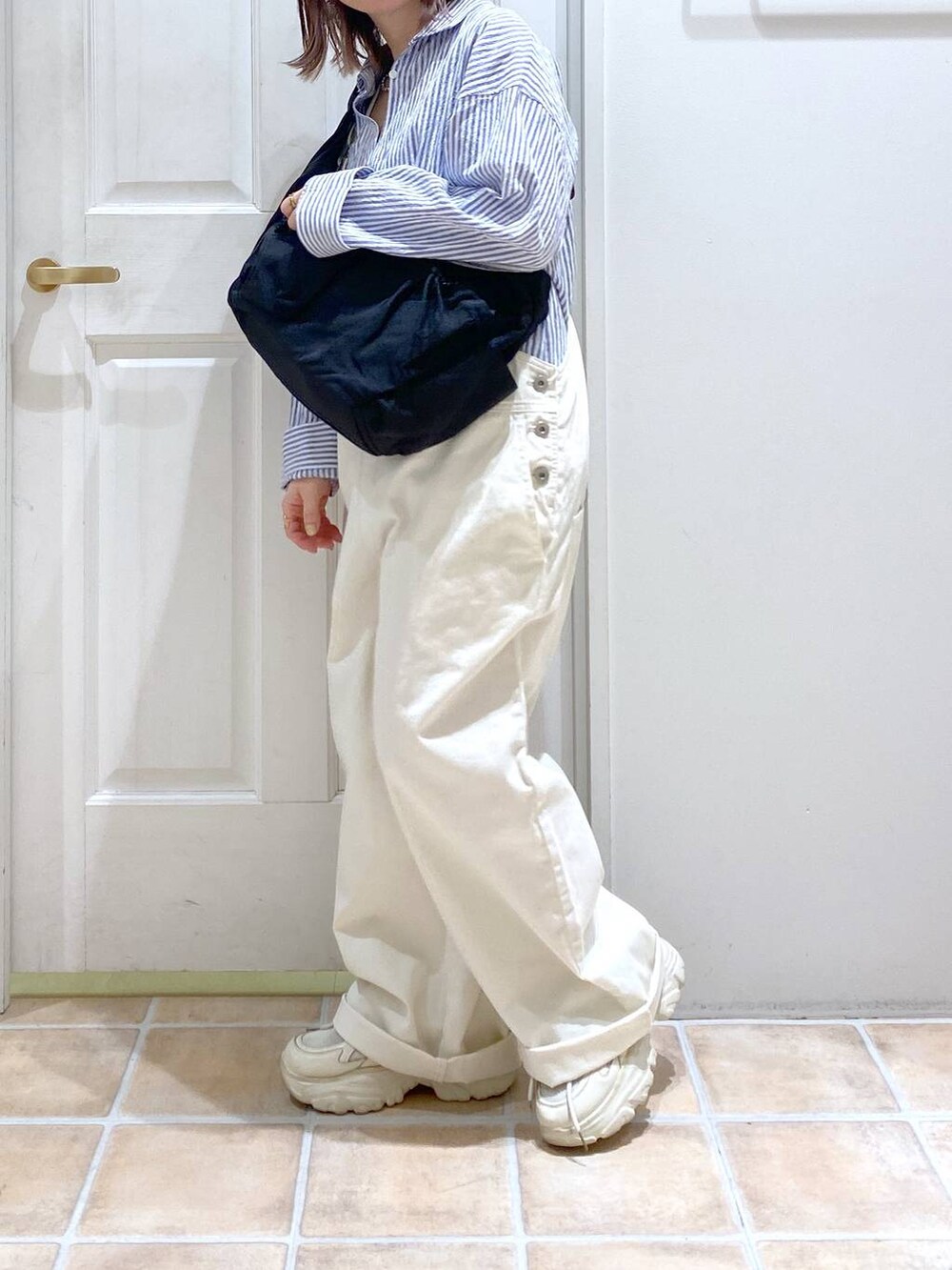 ブラック系のショルダーバッグ、その他のシャツ/ブラウス、ホワイト系のスニーカーを着用したレディースの春コーディネートの4枚目の写真