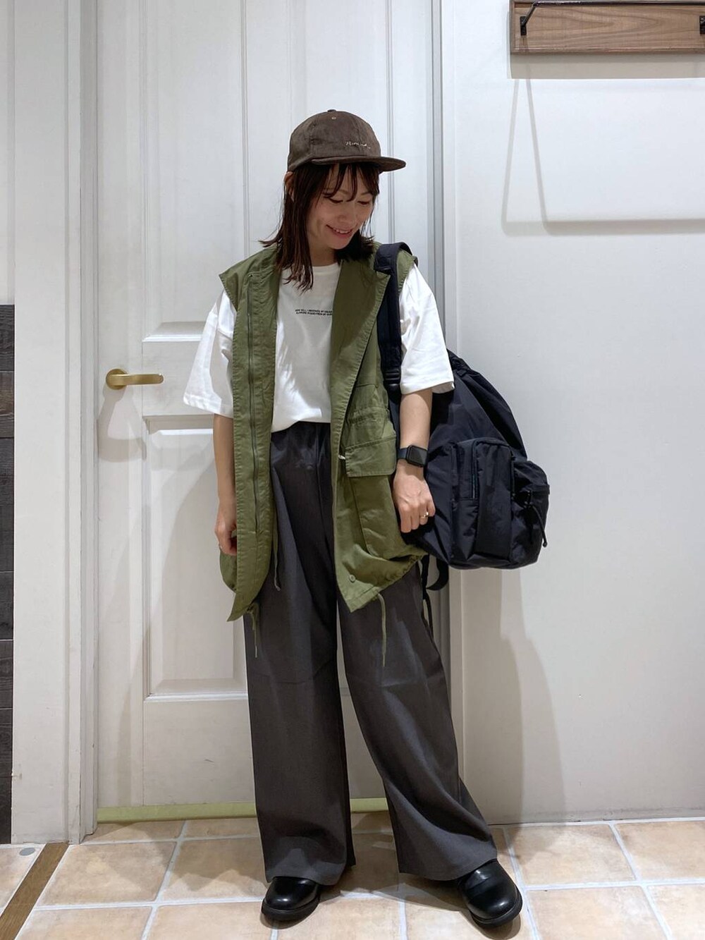 その他のその他パンツ、ブラック系のバックパック/リュック、その他のTシャツ/カットソーを着用したレディースの秋コーディネートの4枚目の写真