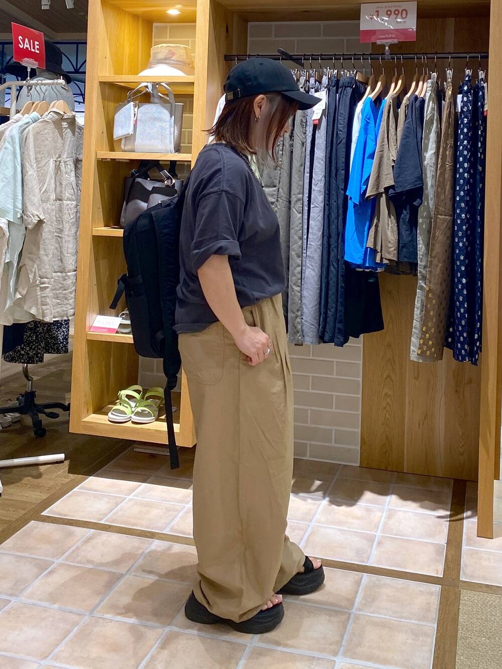 ブラック系のサンダル、グレー系のTシャツ/カットソー、ベージュ系のその他パンツを着用したレディースの秋コーディネートの4枚目の写真