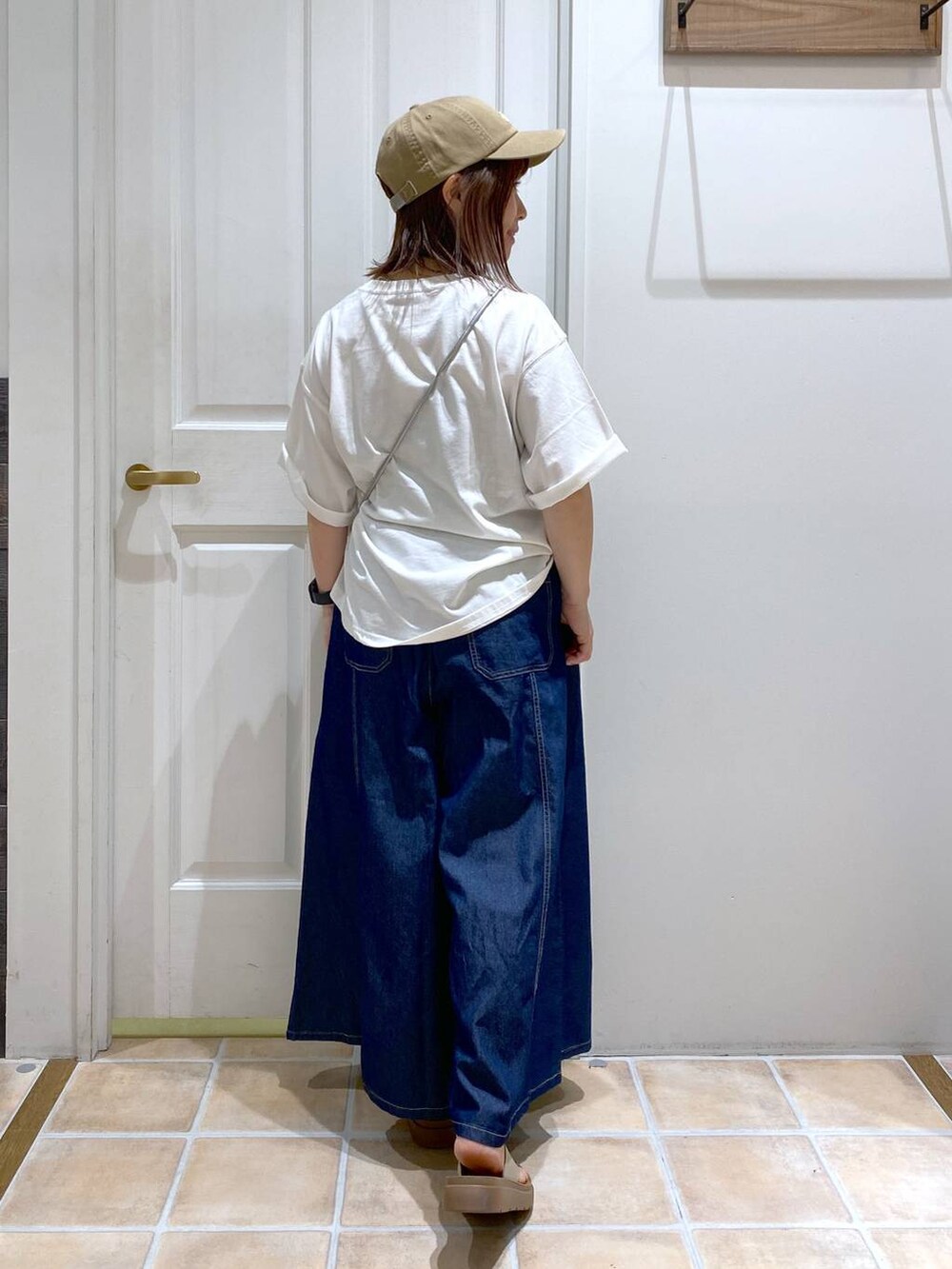 その他のサンダル、ブルー系のデニムパンツ、イエロー系のTシャツ/カットソーを着用したレディースの夏コーディネートの5枚目の写真