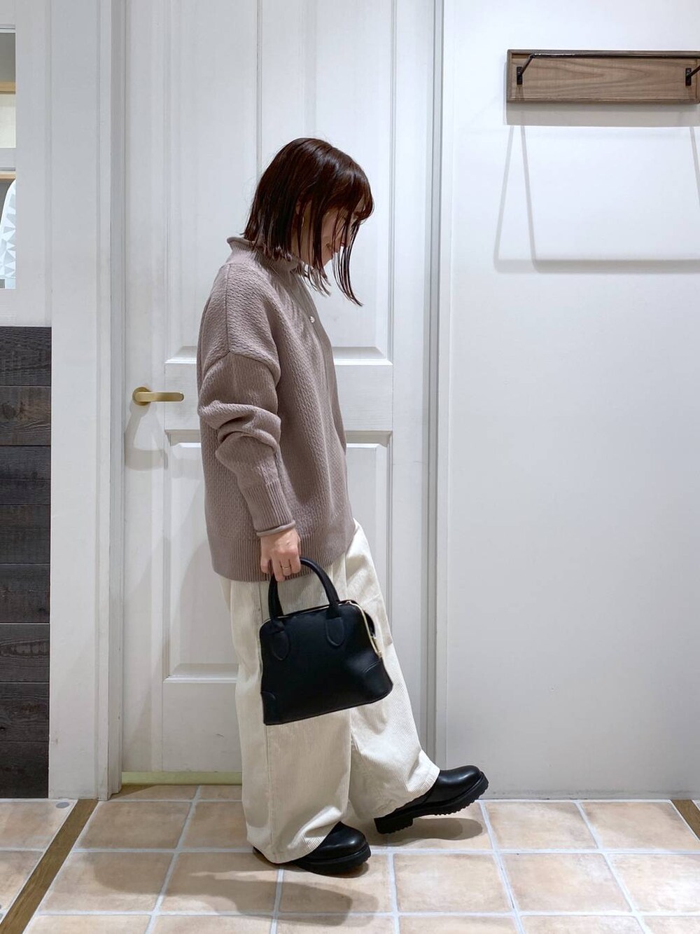 ホワイト系のその他パンツ、ブラウン系のニット/セーター、ブラック系のブーツを着用したレディースの冬コーディネートの4枚目の写真