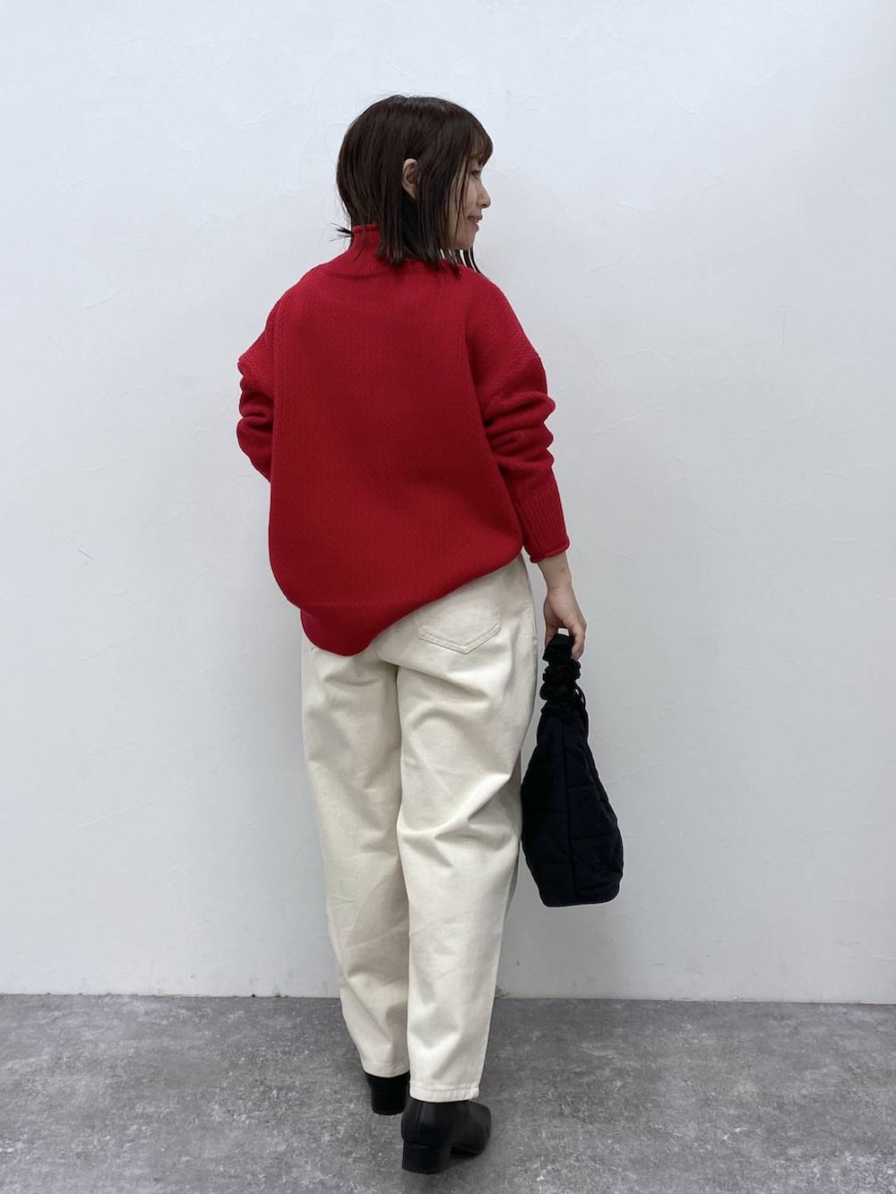 その他のニット/セーター、ブラック系のブーツ、ホワイト系のデニムパンツを着用したレディースの秋コーディネートの6枚目の写真