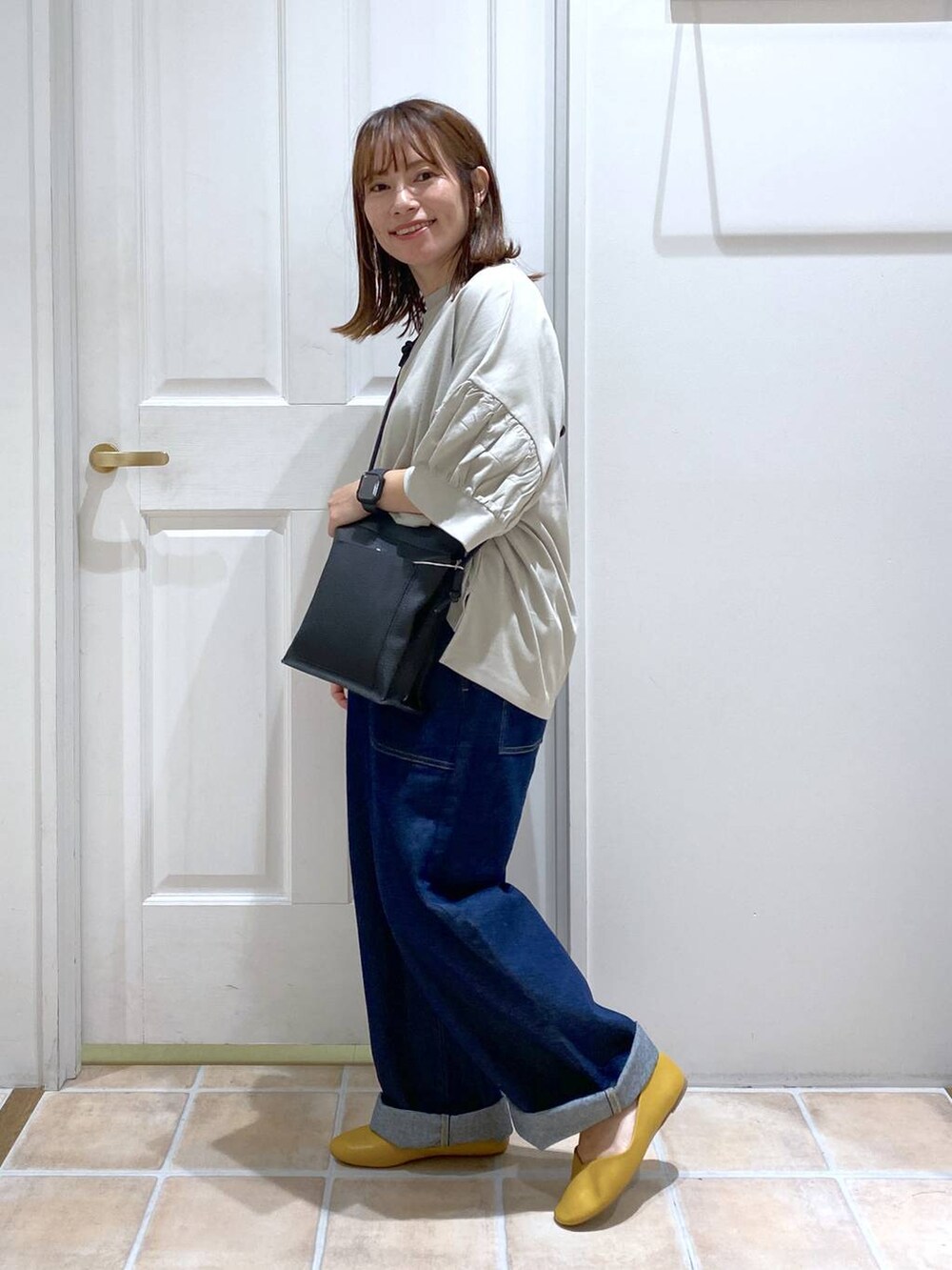 ベージュ系のタンクトップ、ブルー系のデニムパンツ、グリーン系のTシャツ/カットソーを着用したレディースの夏コーディネートの4枚目の写真