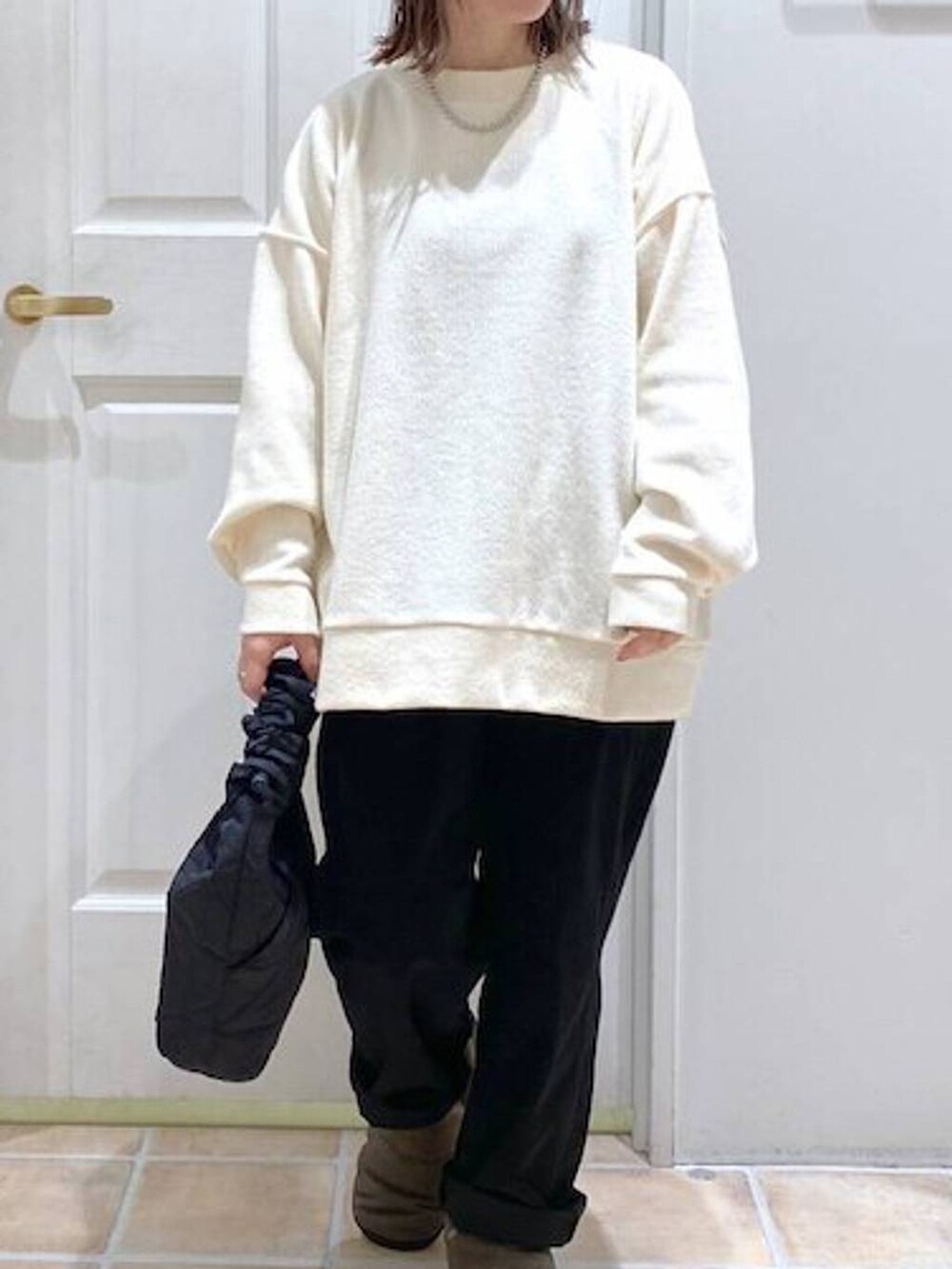 ブラック系のその他パンツ、グリーン系のスリッポン、ブラック系のトートバッグを着用したレディースの冬コーディネートの4枚目の写真