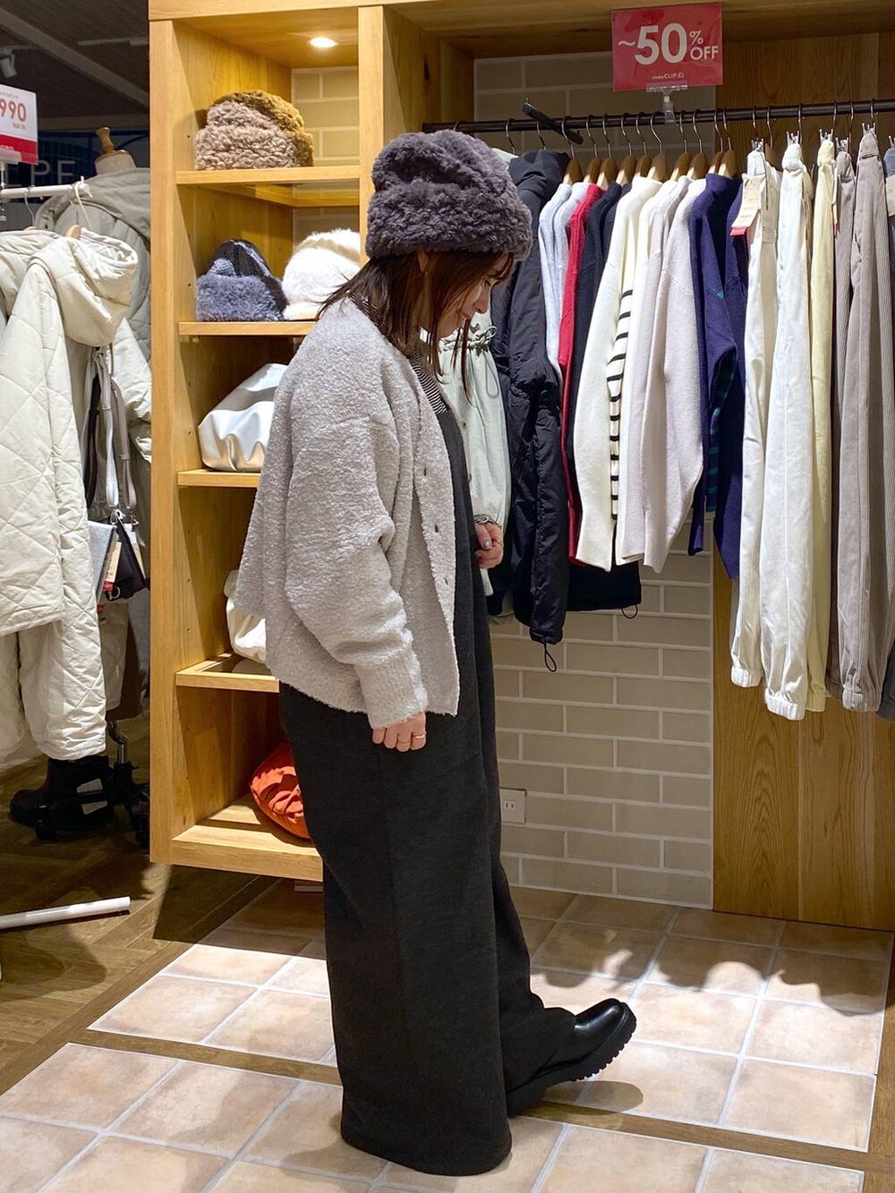 ブラック系のブーツ、グレー系のカーディガン/ボレロ、その他のTシャツ/カットソーを着用したレディースの冬コーディネートの3枚目の写真