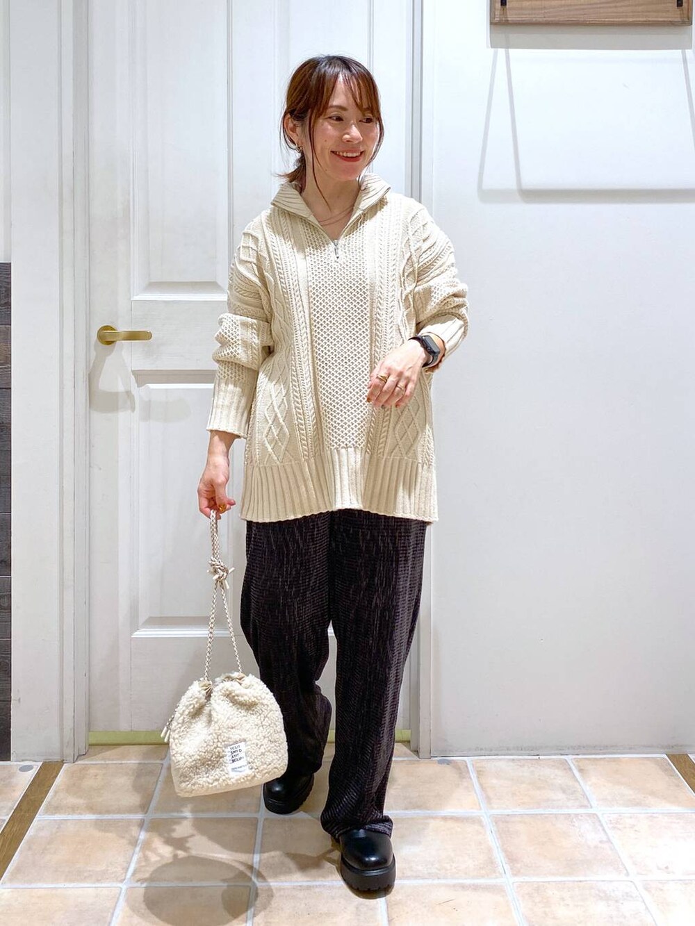 ブラック系のブーツ、ベージュ系のハンドバッグ、その他のその他パンツを着用したレディースの秋コーディネートの2枚目の写真