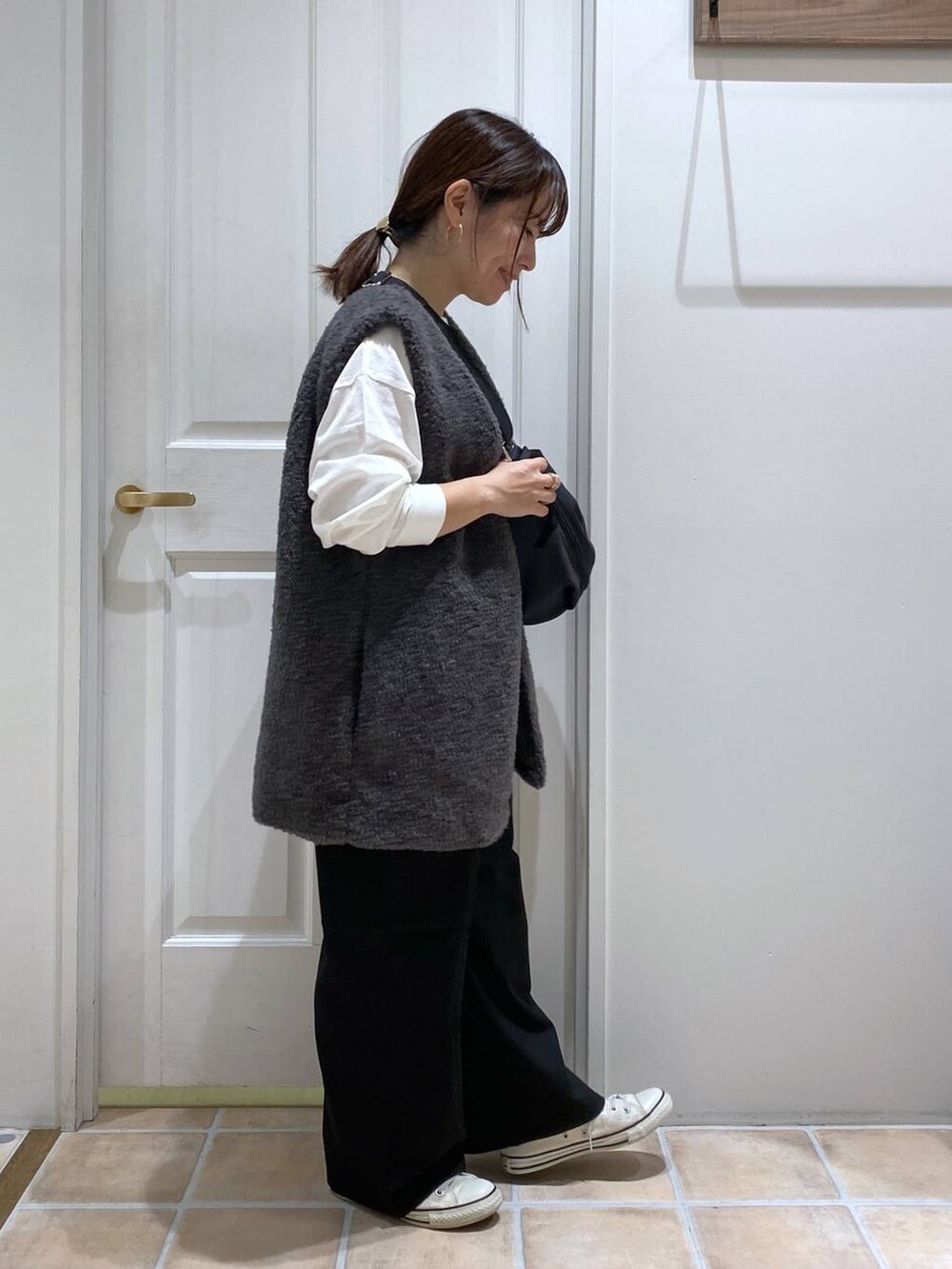 ブラック系のその他パンツ、その他のベスト、その他のTシャツ/カットソーを着用したレディースの秋コーディネートの6枚目の写真