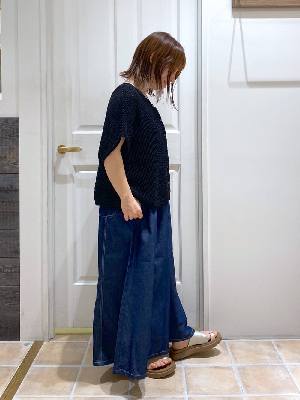 その他のサンダル、ブルー系のデニムパンツ、ブラック系のニット/セーターを着用したレディースの夏コーディネートの5枚目の写真