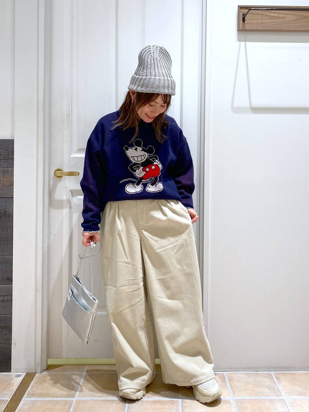 その他のTシャツ/カットソー、その他のショルダーバッグ、ベージュ系のその他パンツを着用したレディースの冬コーディネートの2枚目の写真