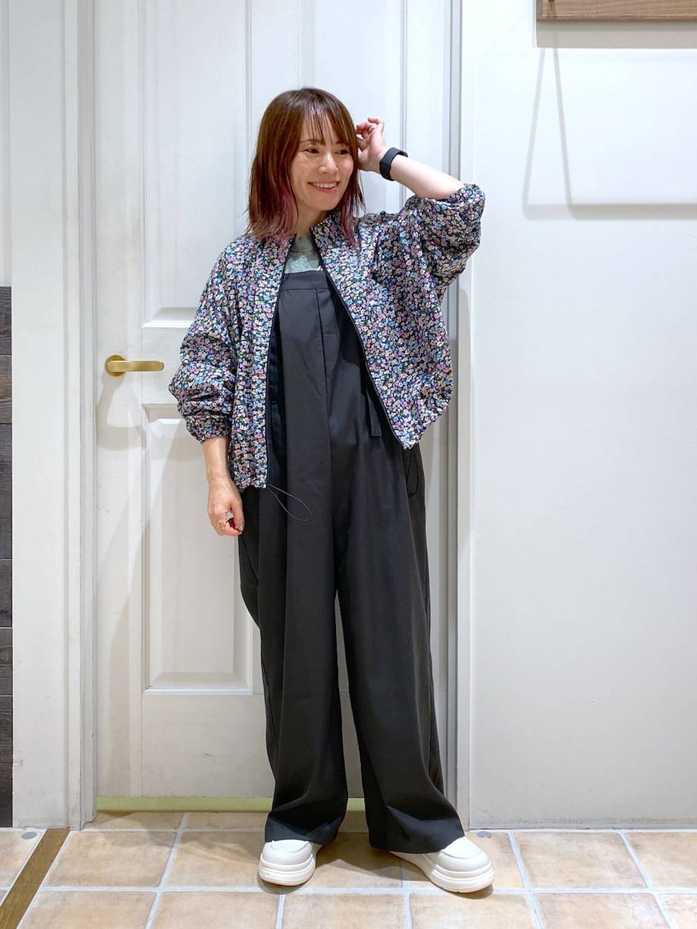 その他のブルゾン、グリーン系のTシャツ/カットソー、ホワイト系のスリッポンを着用したレディースの秋コーディネートの4枚目の写真