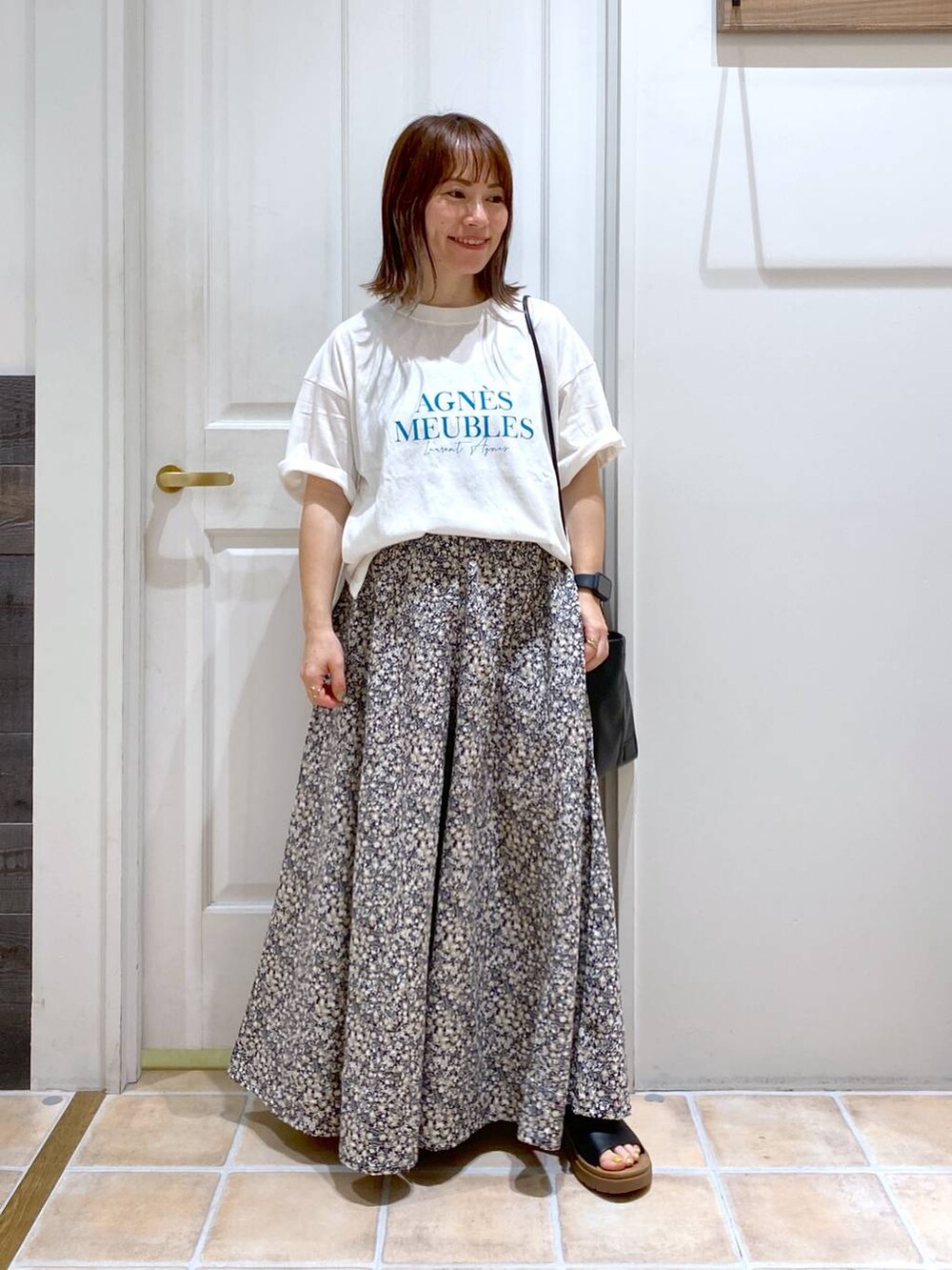 その他のその他パンツ、ブラック系のサンダル、ブラック系のショルダーバッグを着用したレディースの夏コーディネートの3枚目の写真