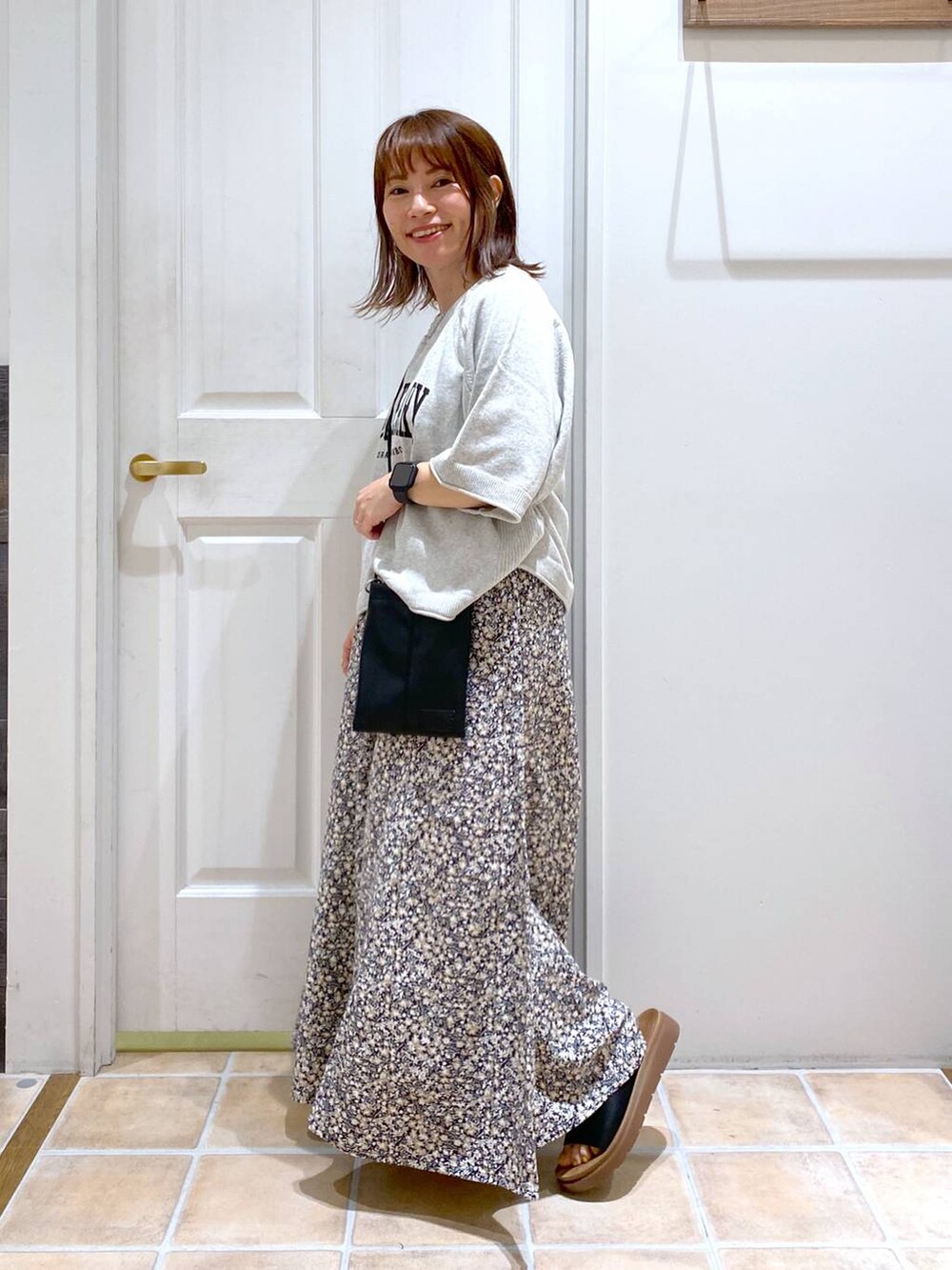 その他のその他パンツ、ブラック系のサンダル、ブラック系のショルダーバッグを着用したレディースの夏コーディネートの5枚目の写真