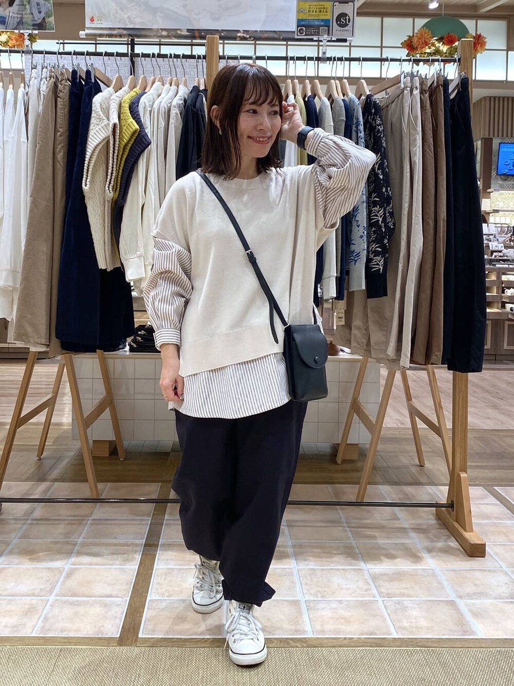 ブルー系のその他パンツ、グレー系のTシャツ/カットソー、ブラック系のショルダーバッグを着用したレディースの秋コーディネートの2枚目の写真
