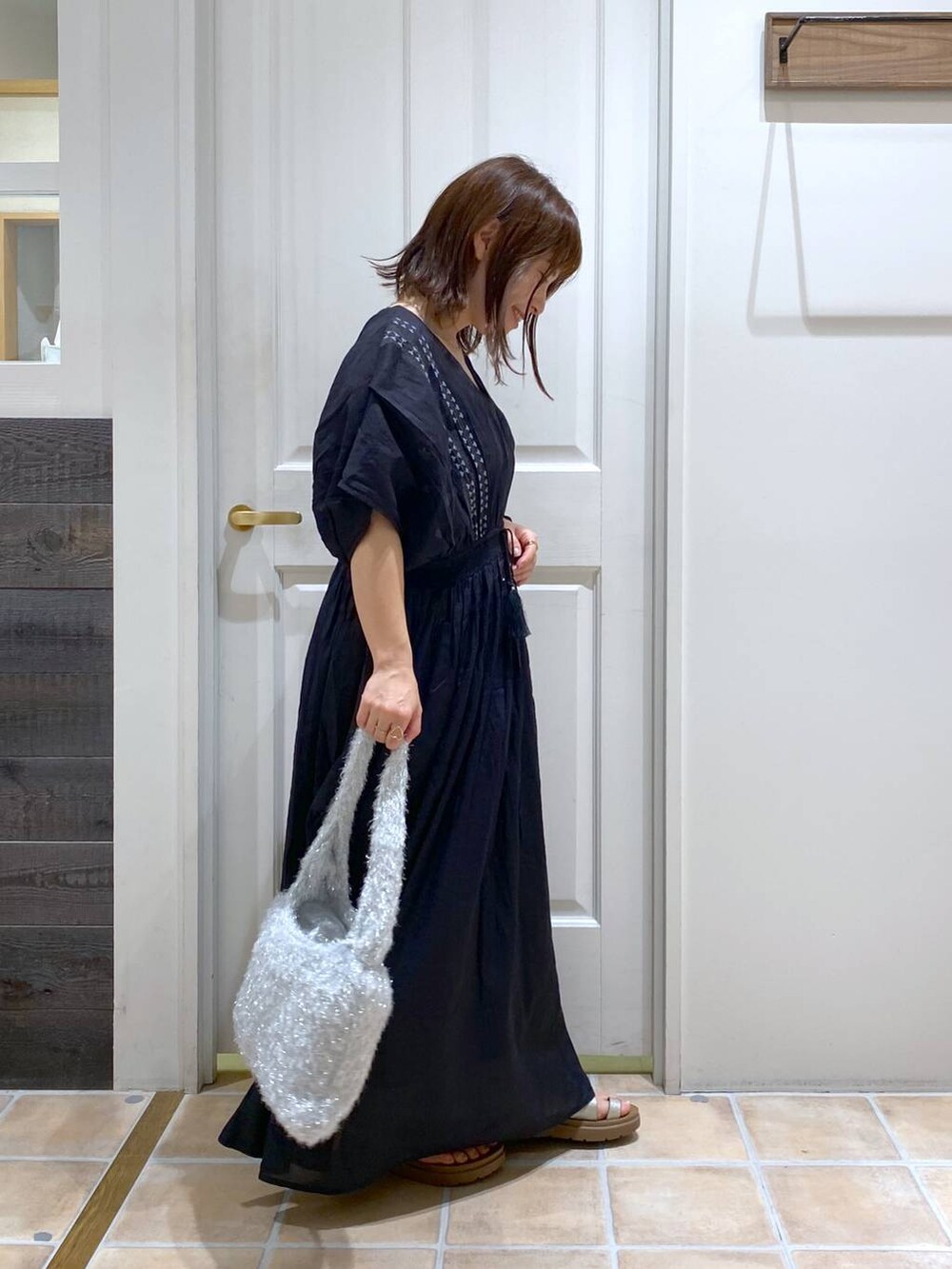 その他のサンダル、グレー系のその他パンツ、その他のトートバッグを着用したレディースの夏コーディネートの4枚目の写真