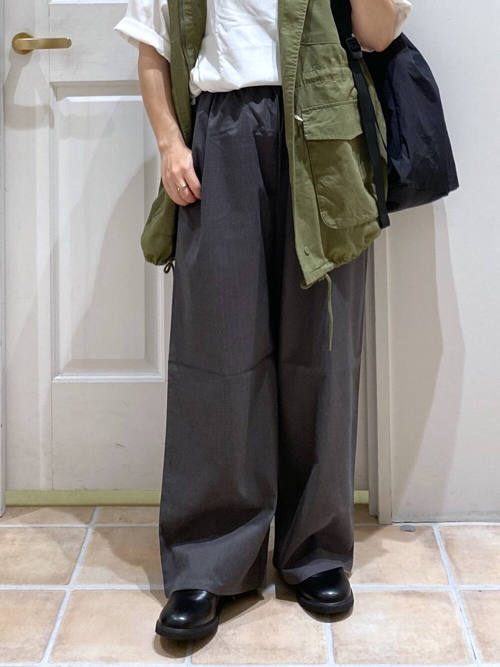 その他のその他パンツ、ブラック系のバックパック/リュック、その他のTシャツ/カットソーを着用したレディースの秋コーディネートの3枚目の写真