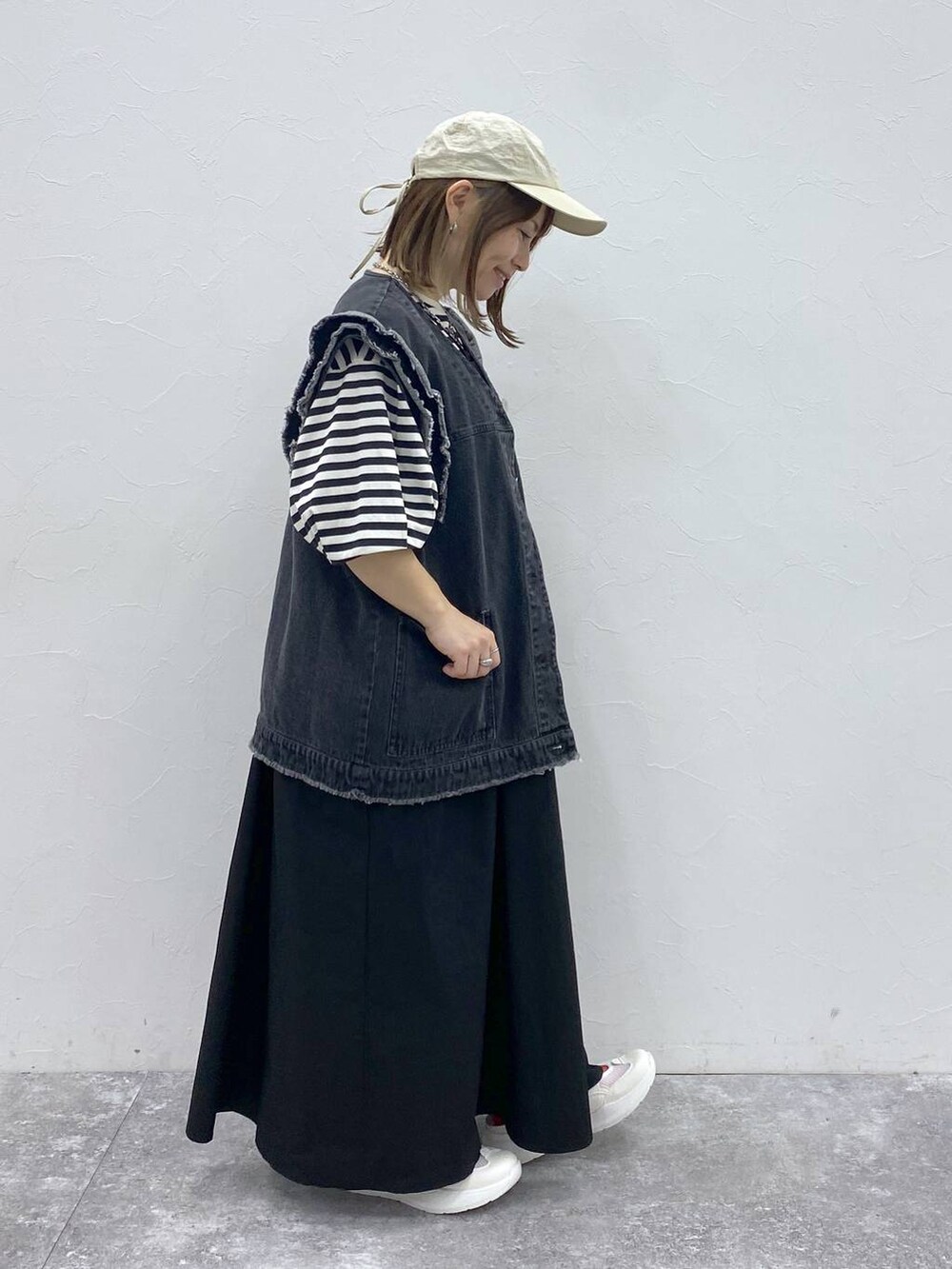 ブラック系のスカート、その他のTシャツ/カットソー、ホワイト系のサンダルを着用したレディースの春コーディネートの4枚目の写真