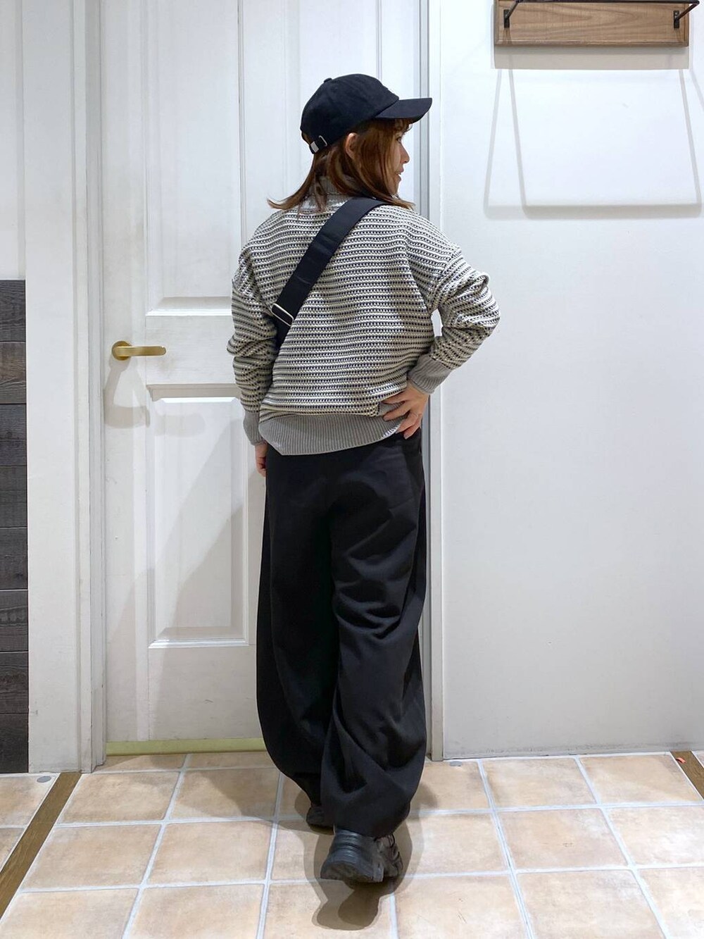 ブラック系のその他パンツ、その他のニット/セーター、ブラック系のショルダーバッグを着用したレディースの冬コーディネートの5枚目の写真