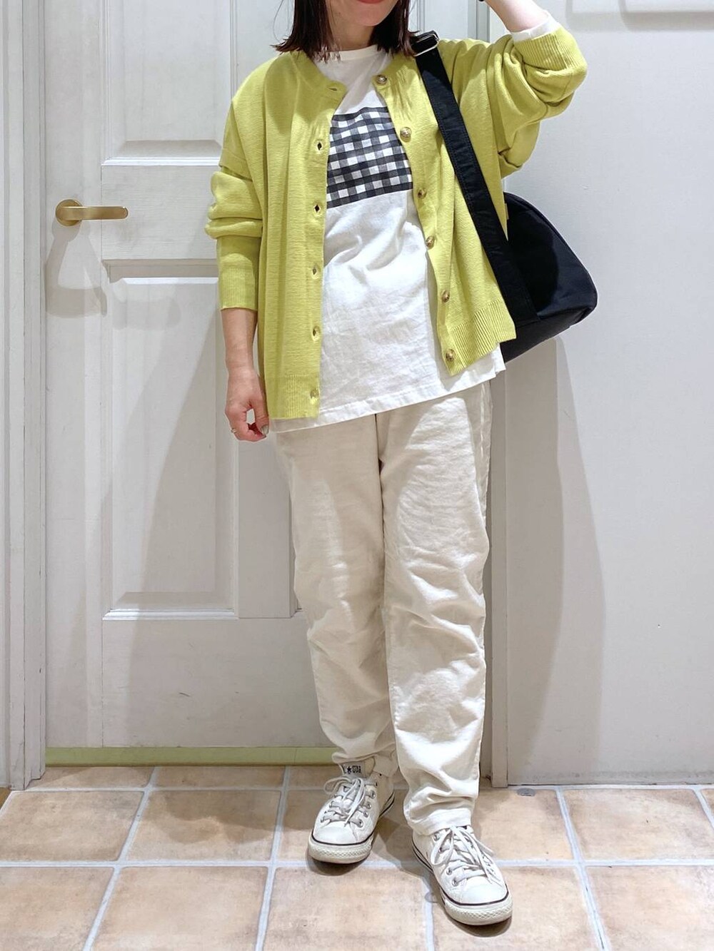 ホワイト系のその他パンツ、イエロー系のカーディガン/ボレロ、その他のTシャツ/カットソーを着用したレディースの秋コーディネートの4枚目の写真