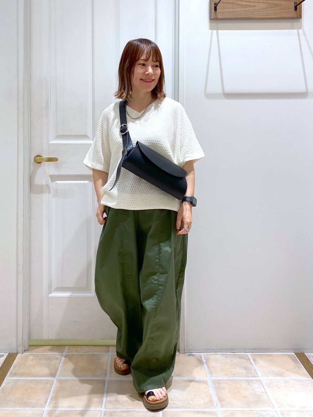 グリーン系のその他パンツ、その他のタンクトップ、ブラック系のサンダルを着用したレディースの春コーディネートの2枚目の写真