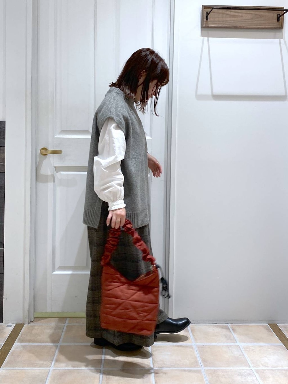 ブラック系のブーツ、その他のその他パンツ、グレー系のベストを着用したレディースの秋コーディネートの5枚目の写真