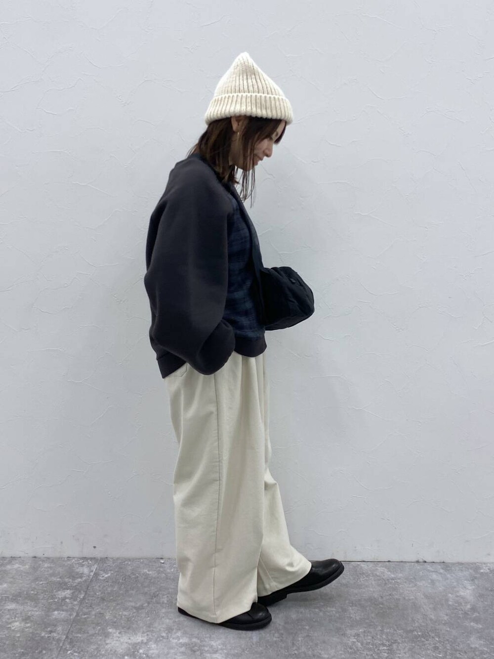 ベージュ系のその他パンツ、ブラック系のドレスシューズ、ブラック系のショルダーバッグを着用したレディースの秋コーディネートの6枚目の写真