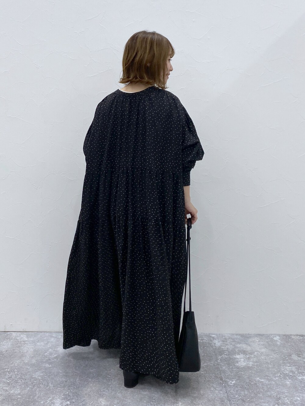 その他のワンピース、ブラック系のショルダーバッグ、ブラック系のパンプスを着用したレディースの冬コーディネートの3枚目の写真