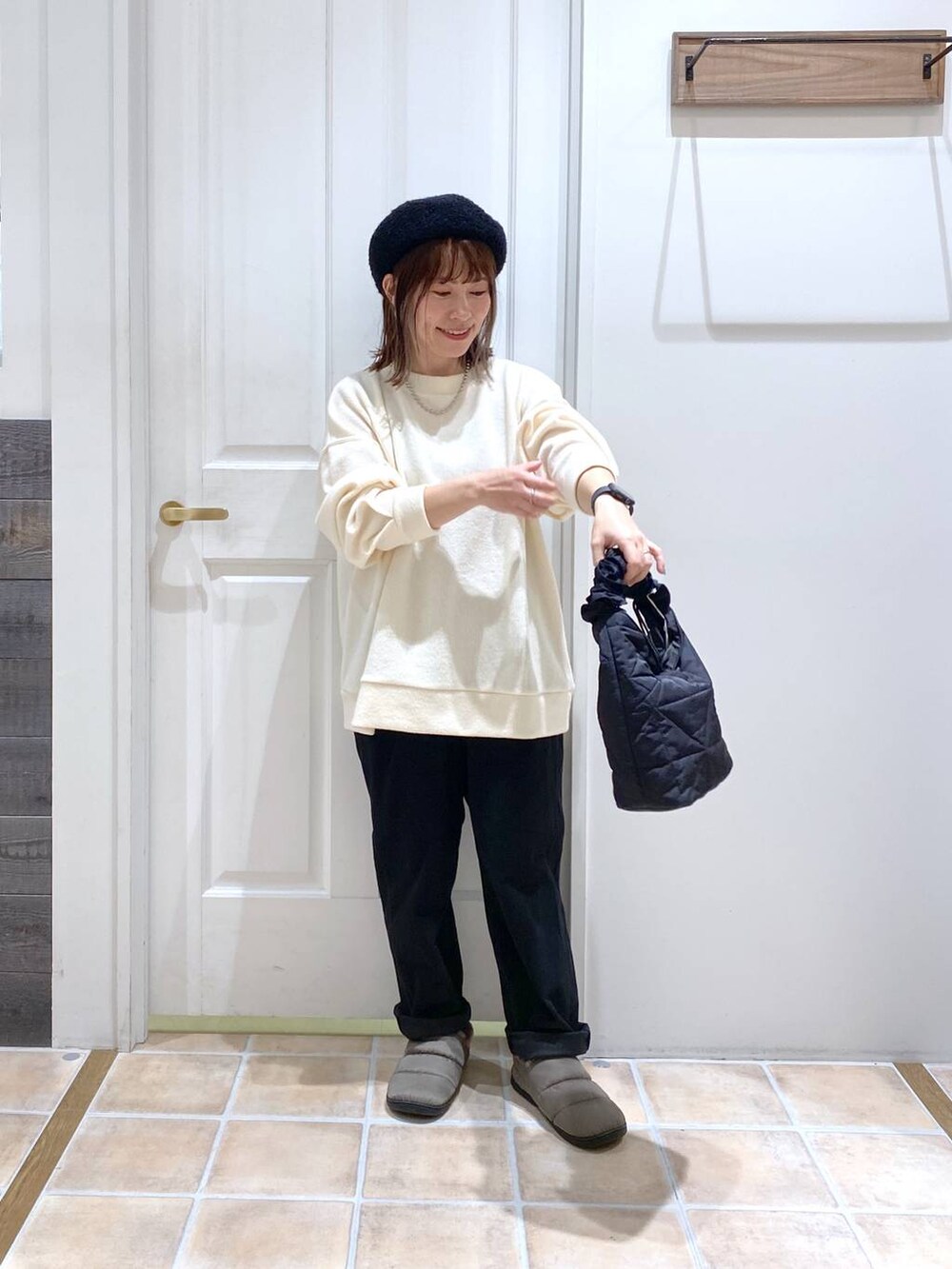 ブラック系のその他パンツ、グリーン系のスリッポン、ブラック系のトートバッグを着用したレディースの冬コーディネートの3枚目の写真