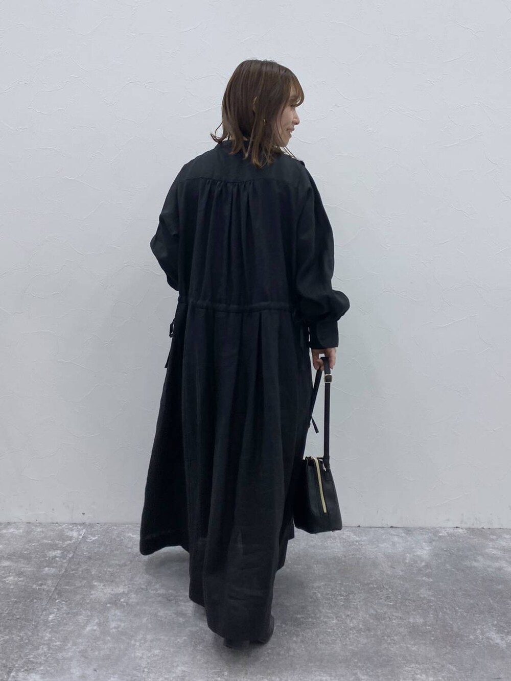 ブラック系のブーツ、ブラック系のショルダーバッグ、ブラック系のワンピースを着用したレディースの夏コーディネートの6枚目の写真