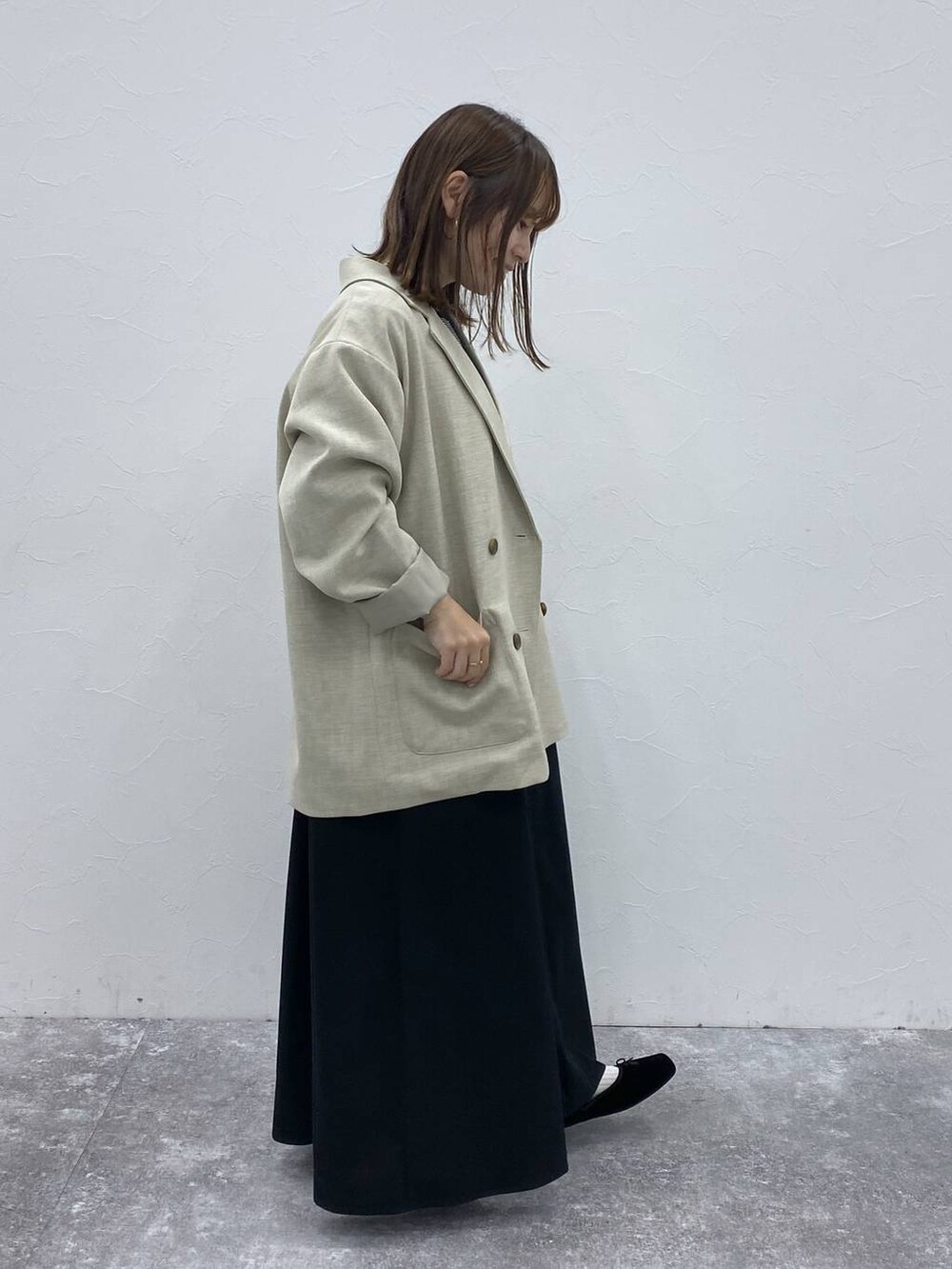 ブラック系のパンプス、ブラック系のワンピース、その他のニット/セーターを着用したレディースの秋コーディネートの4枚目の写真