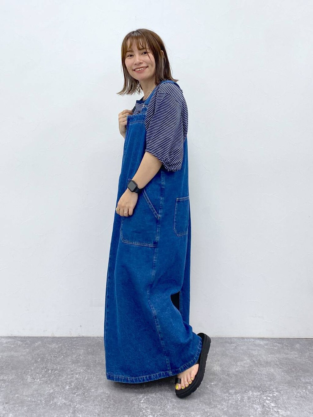 ブラック系のサンダル、その他のTシャツ/カットソー、ブラック系のショルダーバッグを着用したレディースの夏コーディネートの4枚目の写真