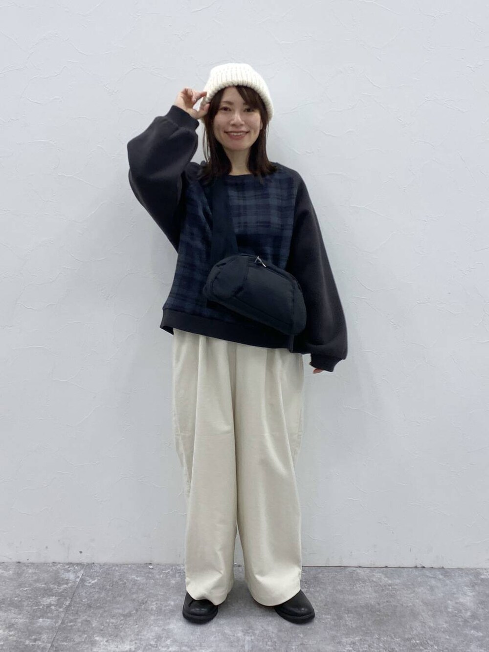 ベージュ系のその他パンツ、ブラック系のドレスシューズ、ブラック系のショルダーバッグを着用したレディースの秋コーディネートの3枚目の写真