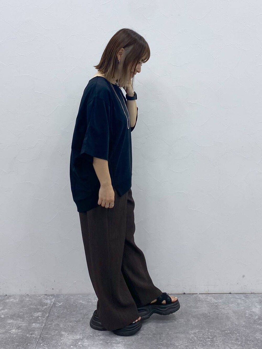 ブラック系のサンダルを着用したレディースの夏コーディネートの4枚目の写真