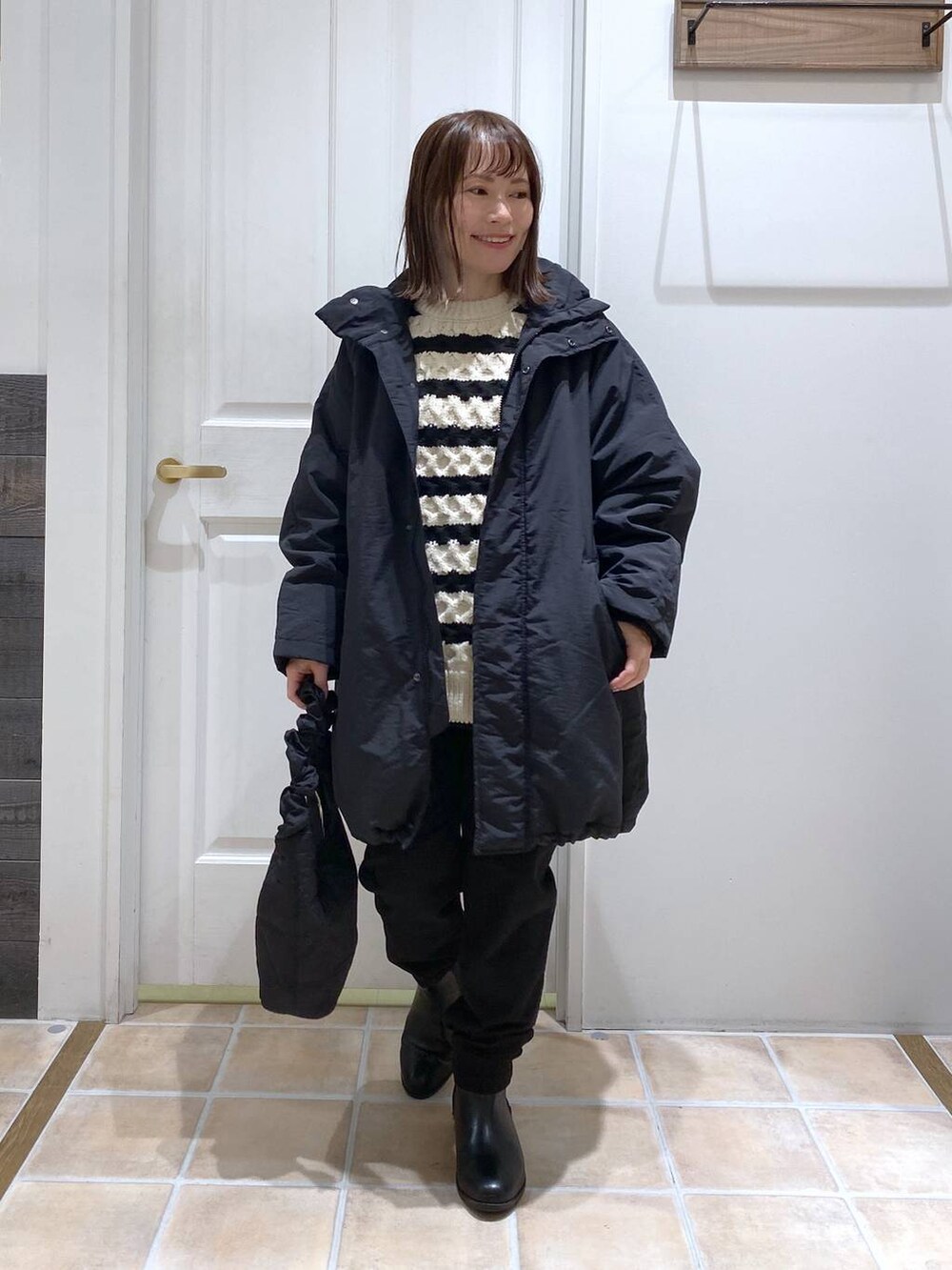 ブラック系のその他パンツ、ブラック系のその他アウター、ブラック系のブーツを着用したレディースの秋コーディネートの3枚目の写真