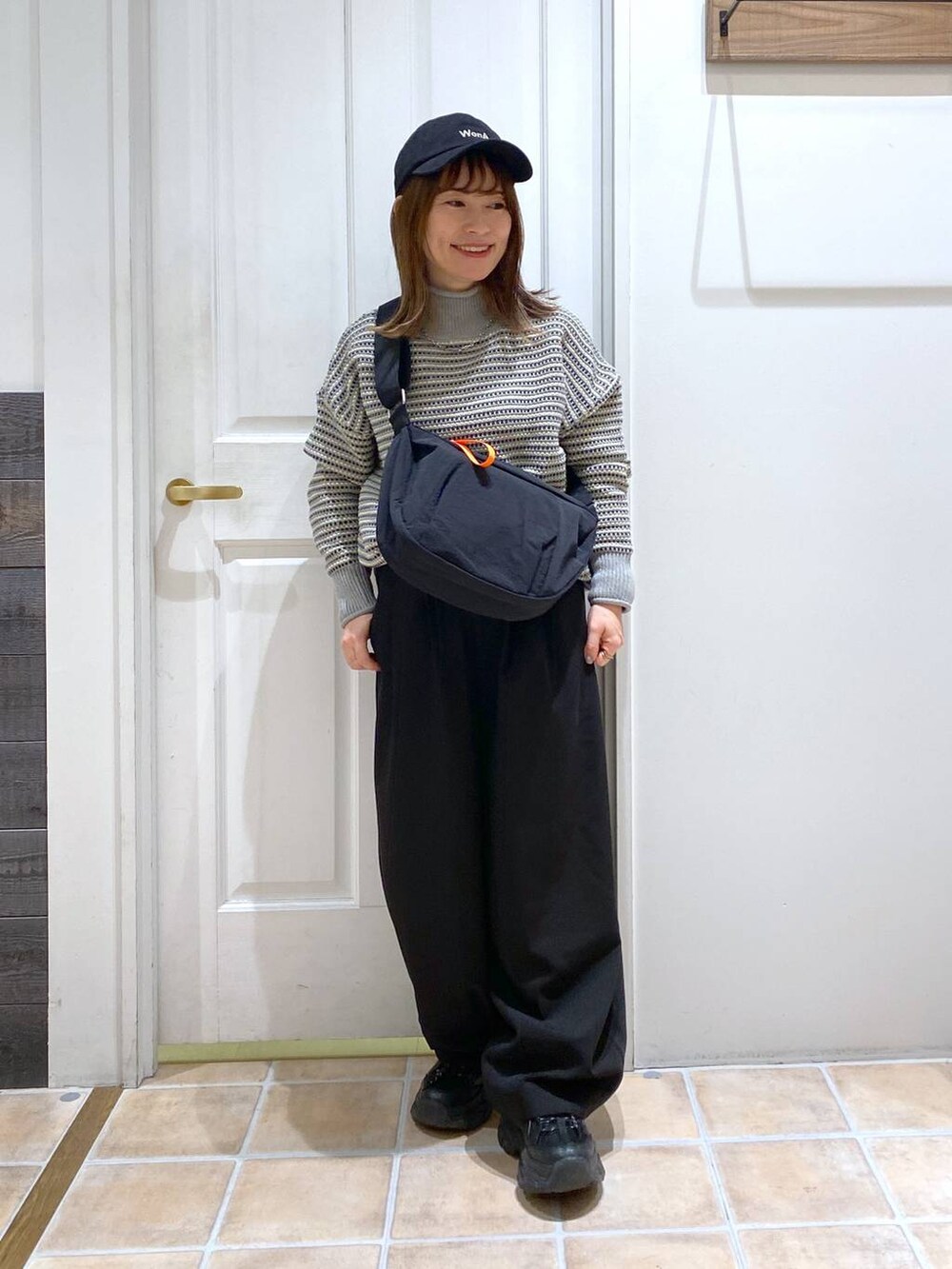 ブラック系のその他パンツ、その他のニット/セーター、ブラック系のショルダーバッグを着用したレディースの冬コーディネートの2枚目の写真