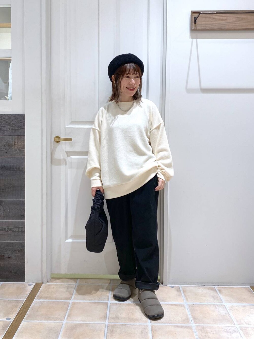 ブラック系のその他パンツ、グリーン系のスリッポン、ブラック系のトートバッグを着用したレディースの冬コーディネートの2枚目の写真