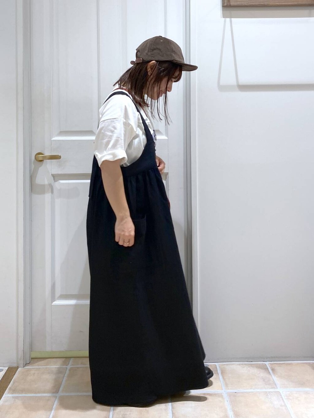 ブラック系のドレスシューズ、ホワイト系のTシャツ/カットソー、レッド系のショルダーバッグを着用したレディースの夏コーディネートの5枚目の写真