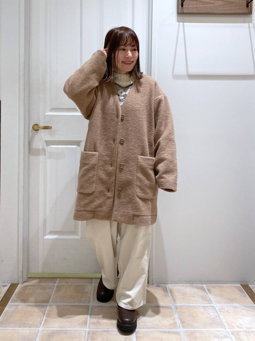 ホワイト系のその他パンツ、ブラウン系のノーカラージャケット、ブラウン系のブーツを着用したレディースの春コーディネートの2枚目の写真