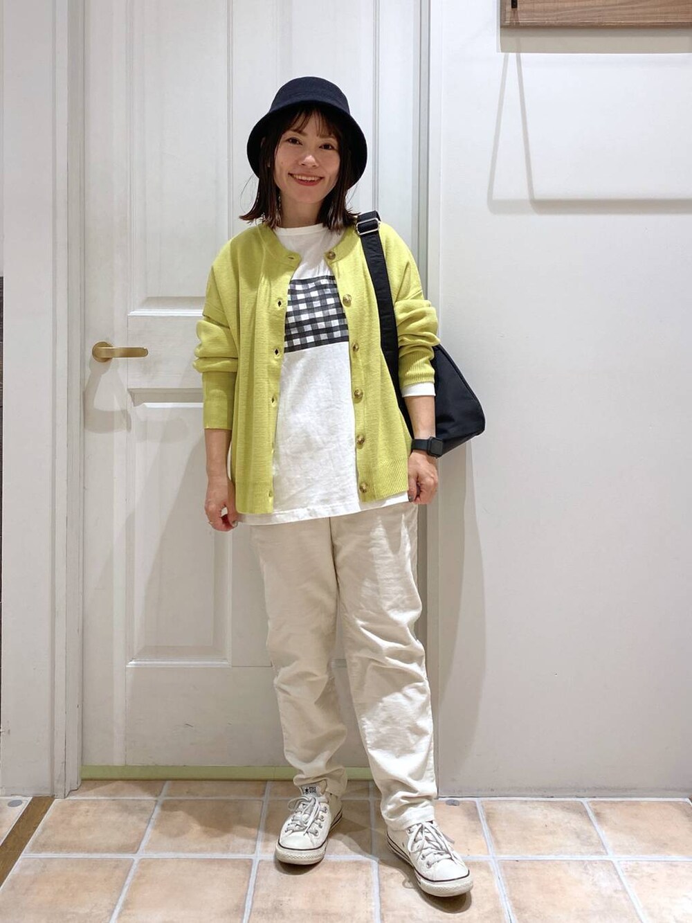 ホワイト系のその他パンツ、イエロー系のカーディガン/ボレロ、その他のTシャツ/カットソーを着用したレディースの秋コーディネートの2枚目の写真