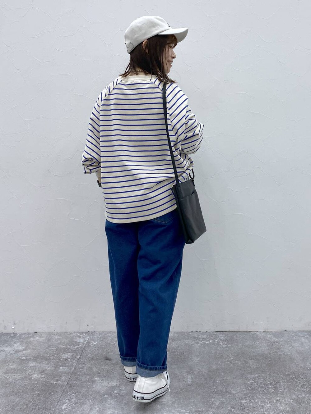 その他のTシャツ/カットソー、ブルー系のデニムパンツ、シルバー系のネックレスを着用したレディースの冬コーディネートの6枚目の写真