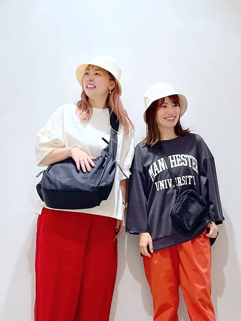 オレンジ系のその他パンツ、ベージュ系のパンプス、ブラック系のショルダーバッグを着用したレディースの秋コーディネートの3枚目の写真