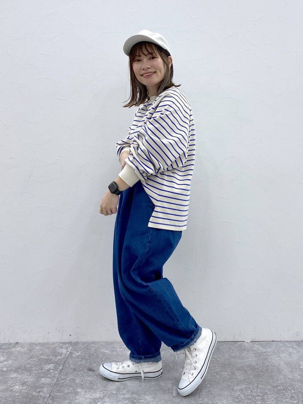 その他のTシャツ/カットソー、ブルー系のデニムパンツ、シルバー系のネックレスを着用したレディースの冬コーディネートの3枚目の写真