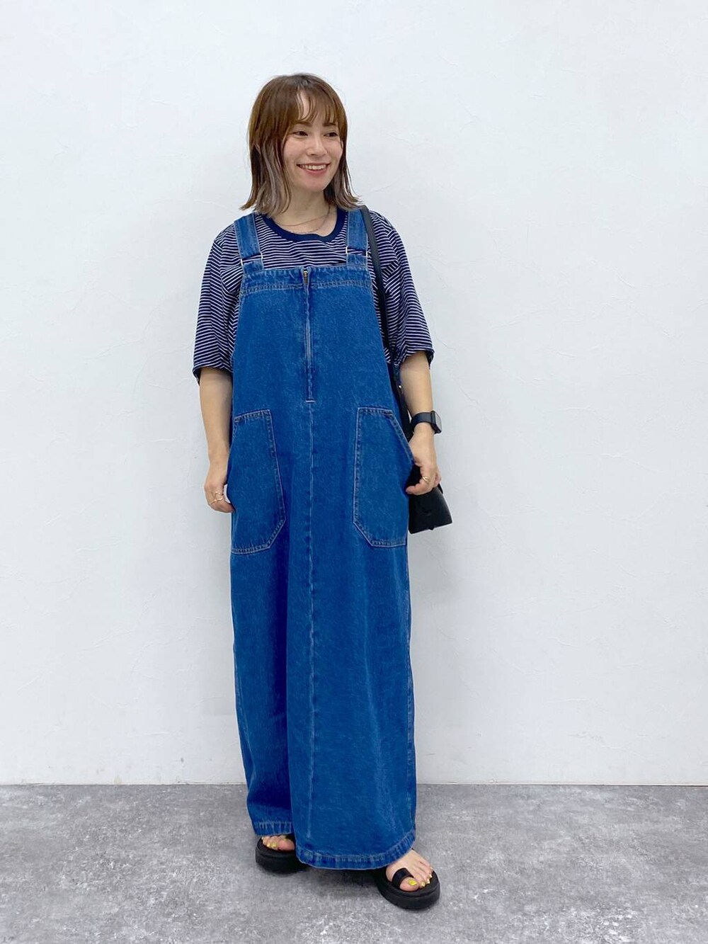 ブラック系のサンダル、その他のTシャツ/カットソー、ブラック系のショルダーバッグを着用したレディースの夏コーディネートの2枚目の写真