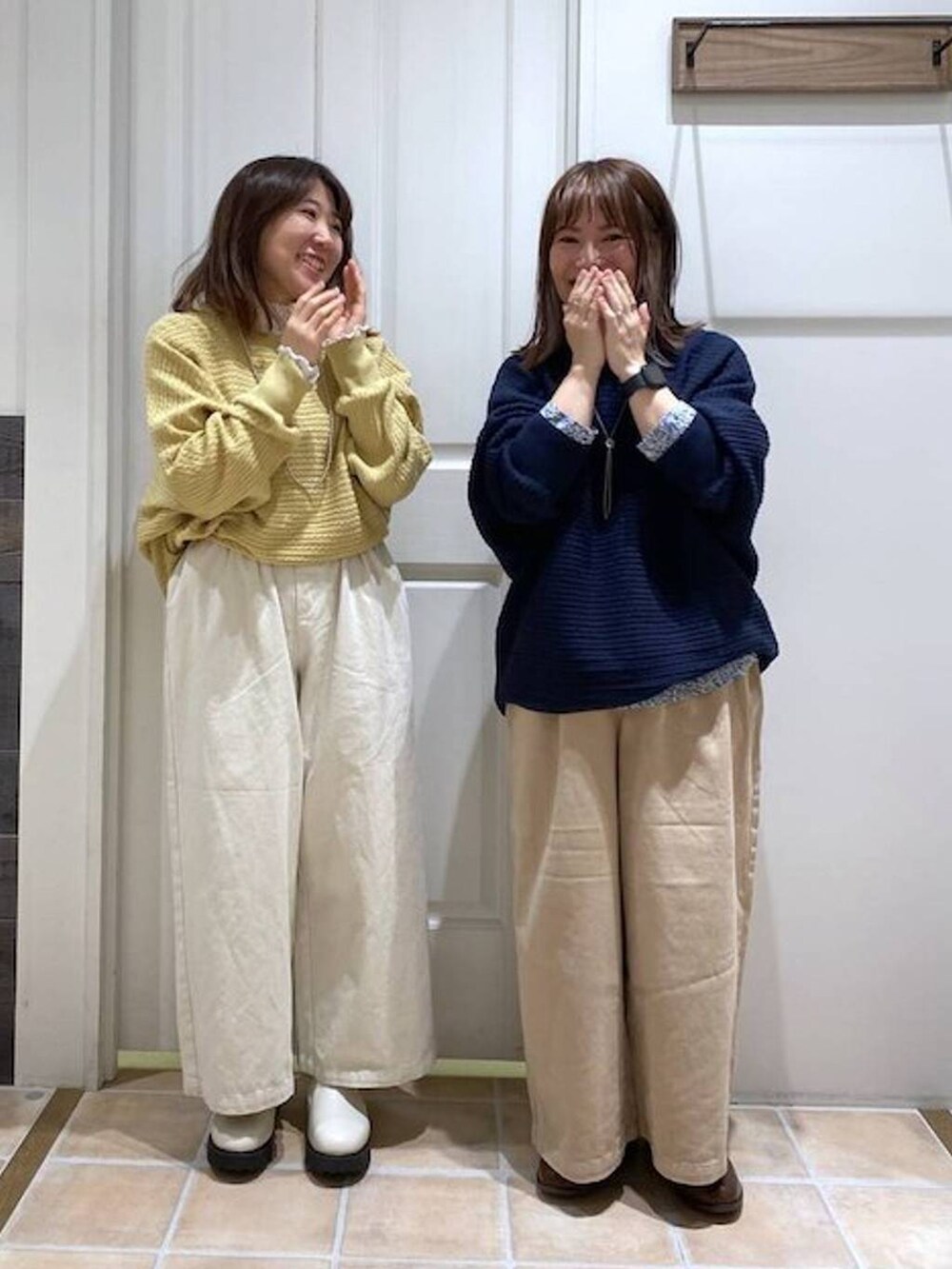 ブルー系のニット/セーター、イエロー系のニット/セーター、その他のTシャツ/カットソーを着用したレディースの冬コーディネートの2枚目の写真