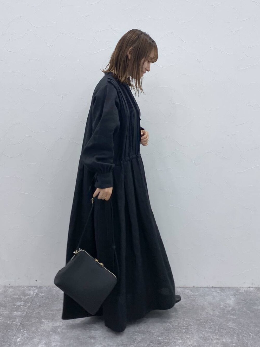 ブラック系のブーツ、ブラック系のショルダーバッグ、ブラック系のワンピースを着用したレディースの夏コーディネートの5枚目の写真