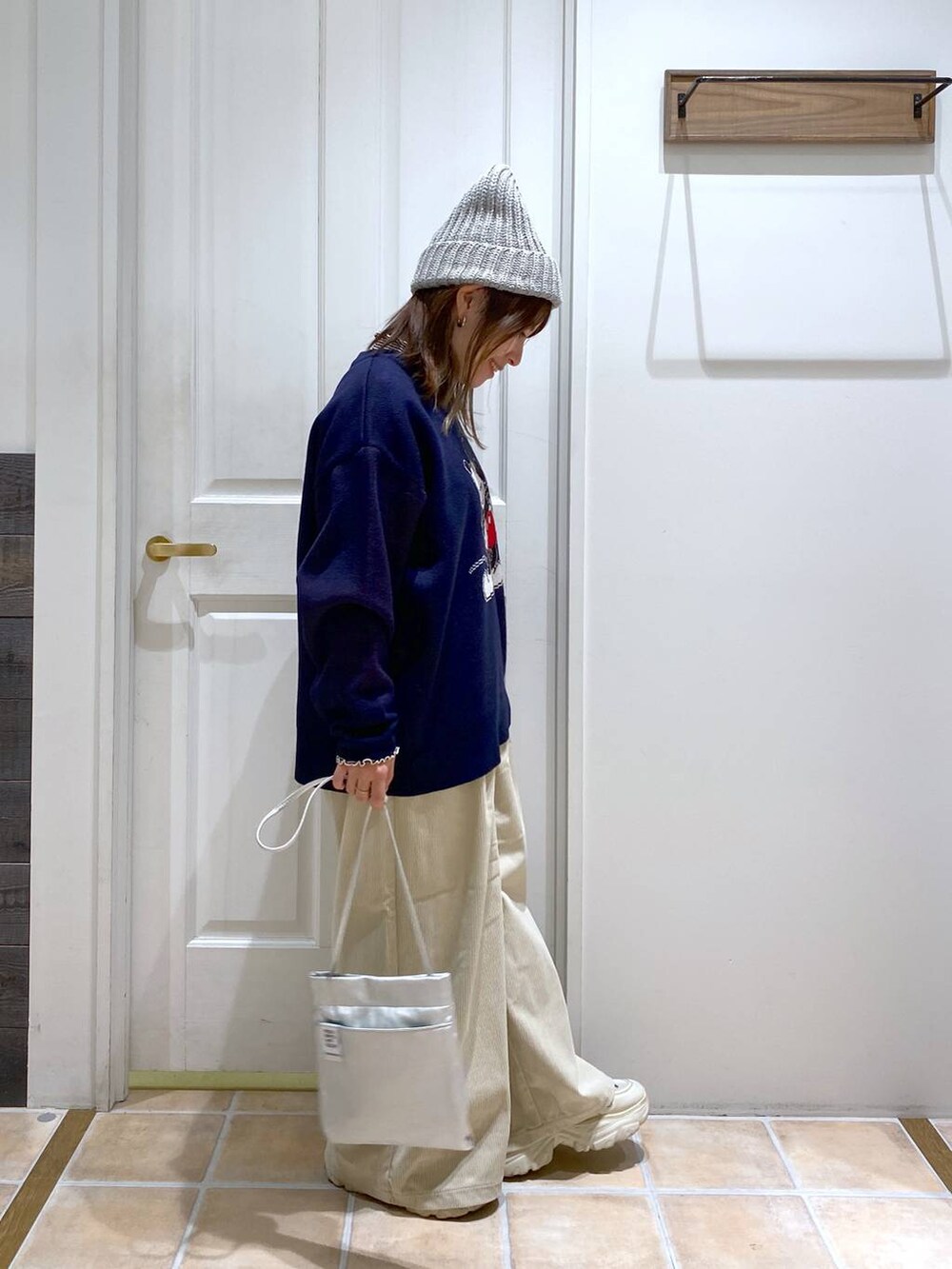 その他のTシャツ/カットソー、その他のショルダーバッグ、ベージュ系のその他パンツを着用したレディースの冬コーディネートの7枚目の写真