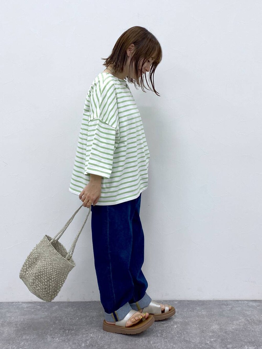 その他のサンダル、その他のハンドバッグ、シルバー系のネックレスを着用したレディースの夏コーディネートの5枚目の写真