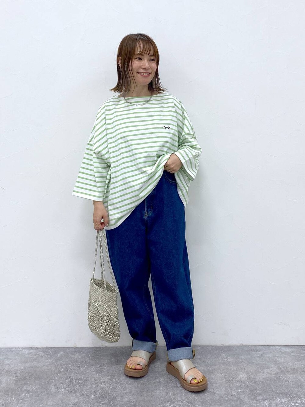 その他のサンダル、その他のハンドバッグ、シルバー系のネックレスを着用したレディースの夏コーディネートの3枚目の写真