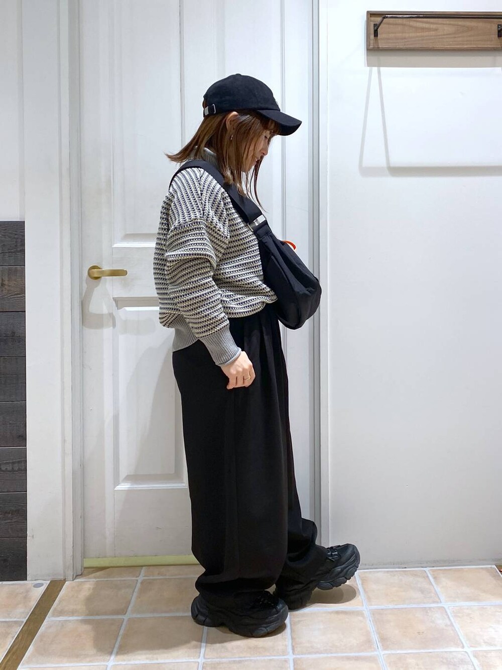ブラック系のその他パンツ、その他のニット/セーター、ブラック系のショルダーバッグを着用したレディースの冬コーディネートの4枚目の写真