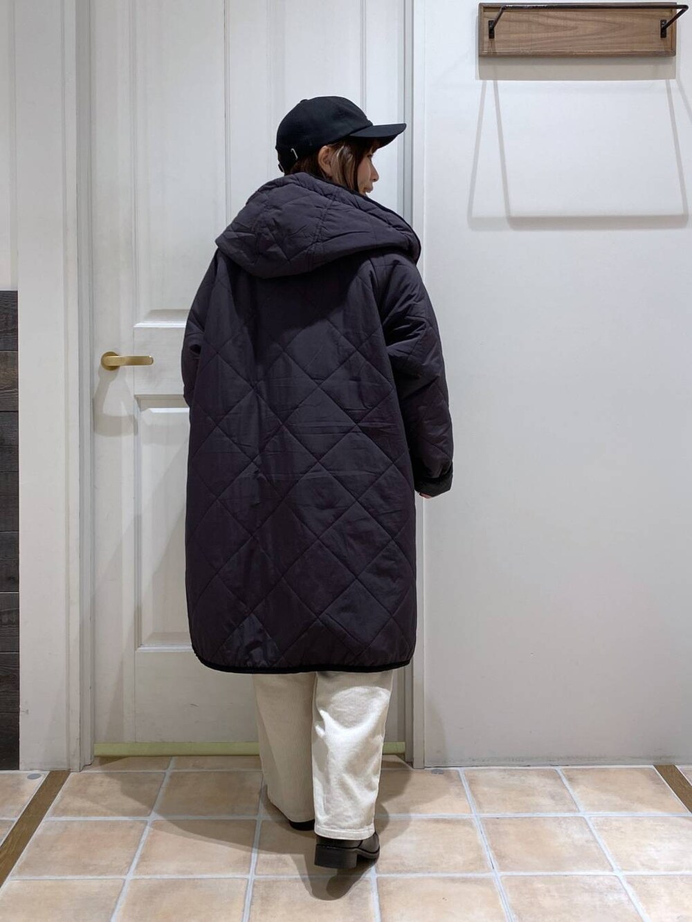 その他のその他アウター、ホワイト系のその他パンツ、ブラック系のブーツを着用したレディースの冬コーディネートの6枚目の写真