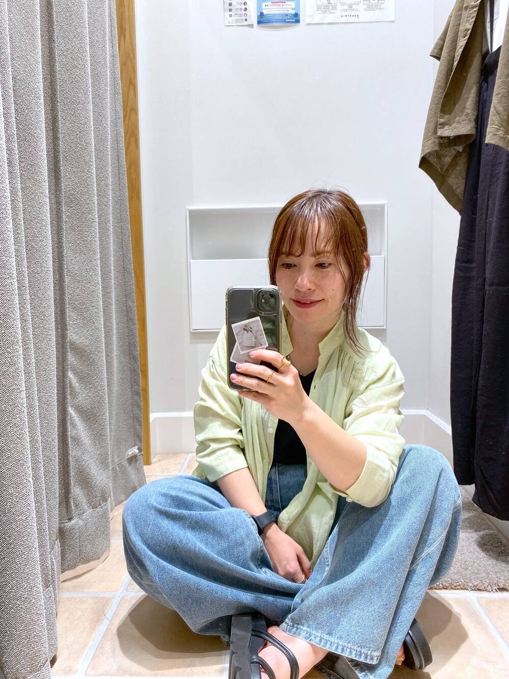 イエロー系のシャツ/ブラウス、ブラック系のタンクトップを着用したレディースの夏コーディネートの2枚目の写真